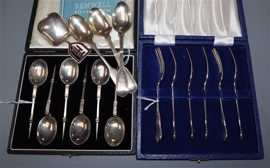 A cased set of six silver mote spoons, a cased set of six silver cake forks, three teaspoons and an enamelled caddy spoon, 9.5oz